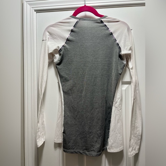 Nike Women's White Long Sleeve Dri-Fit Shirt Grey w Metallic Detail Size Medium - Picture 3 of 5